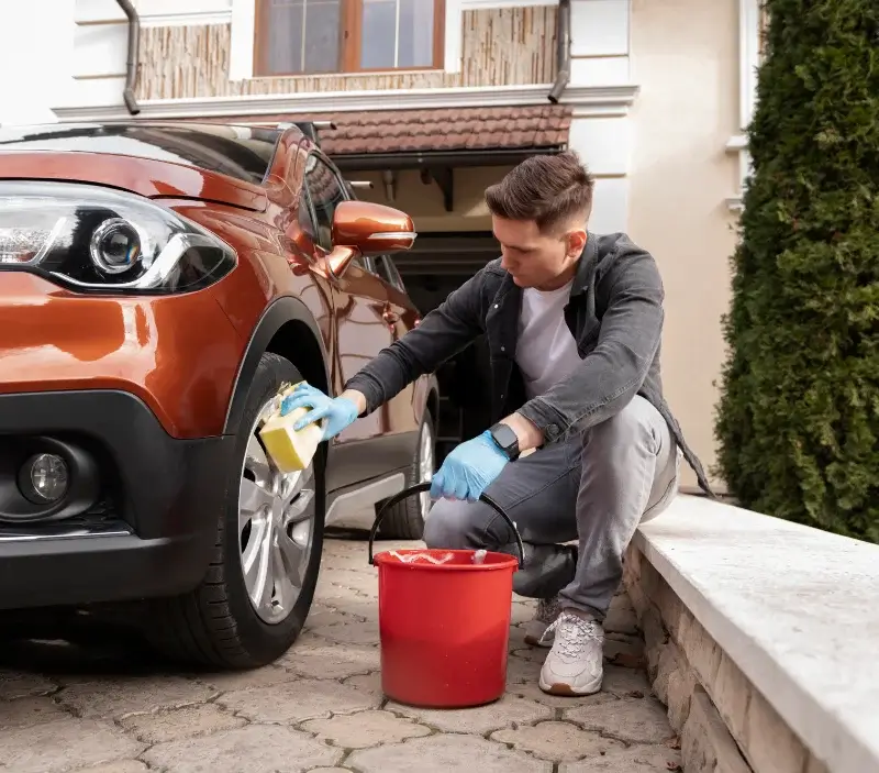 Lavage auto à domicile Saint-Maixent-sur-Vie : professionnel intervenant sur un véhicule